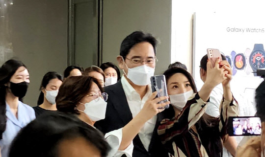 이재용 삼성전자 부회장이 30일 서울 송파구 삼성SDS 잠실캠퍼스를 방문해 직원들과 사진을 찍고 있다. <삼성전자 제공>